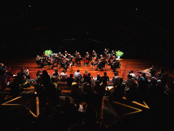 Orkester som spiller foran publikum i Oslo Konserthus